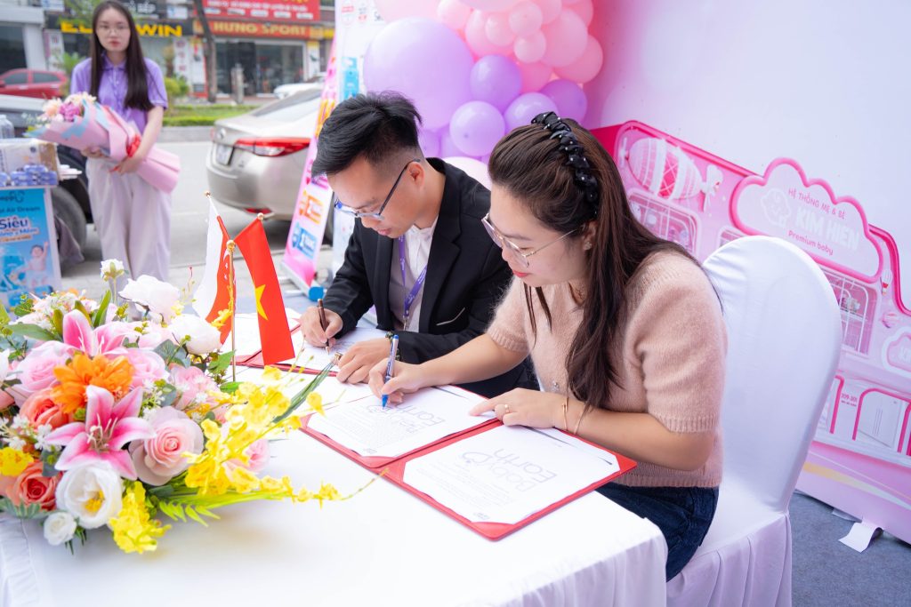 Đại diện Hoppi và Kim Hiền Baby trong ngày lễ ra mắt tại Ninh Bình