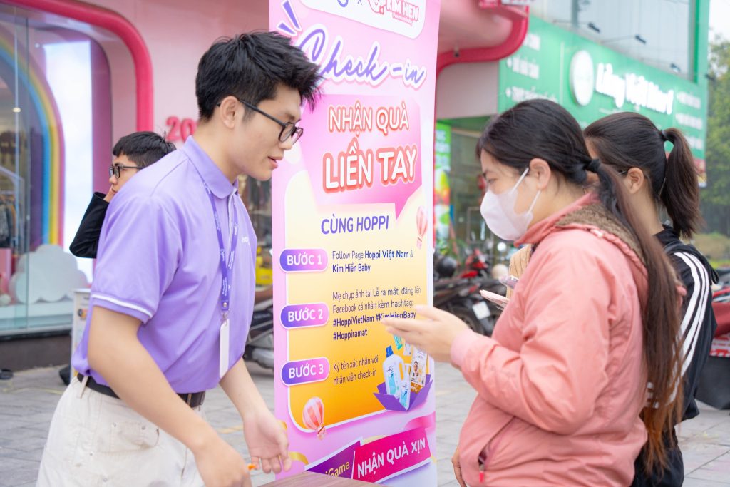 Khách hàng check-in nhận quà tại sự kiện ra mắt Hoppi Ninh Bình